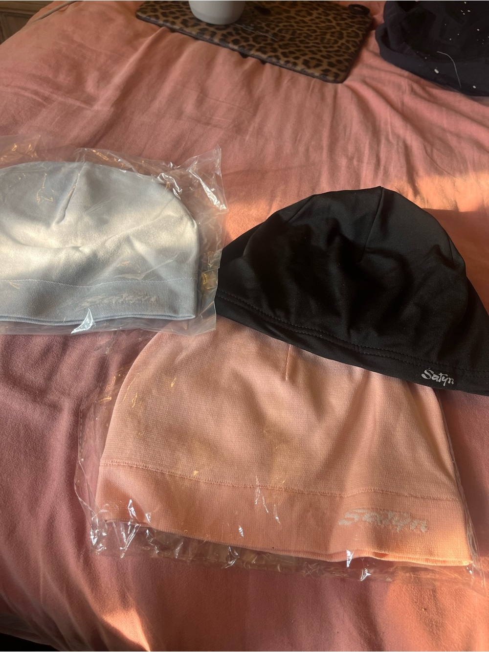 Satyn beanie
